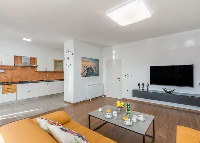 Spacious 3-Br Apartment Vita - Free Bikes & Parking Poreč