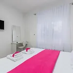 Spacious 3-br - Free Bikes & Parking *