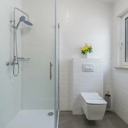 Spacious 3-br - Free Bikes & Parking Apartment