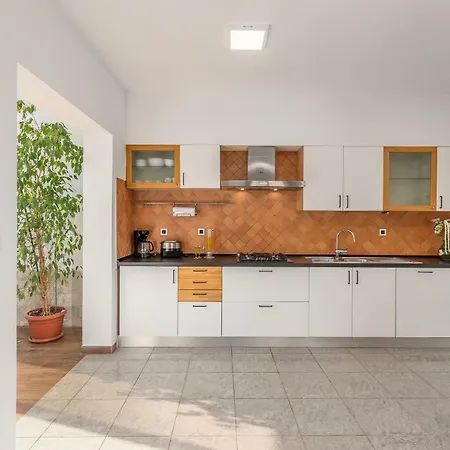Spacious 3-br - Free Bikes & Parking