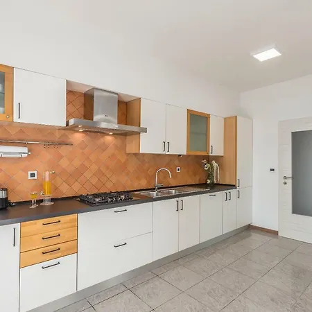 Spacious 3-br - Free Bikes & Parking *