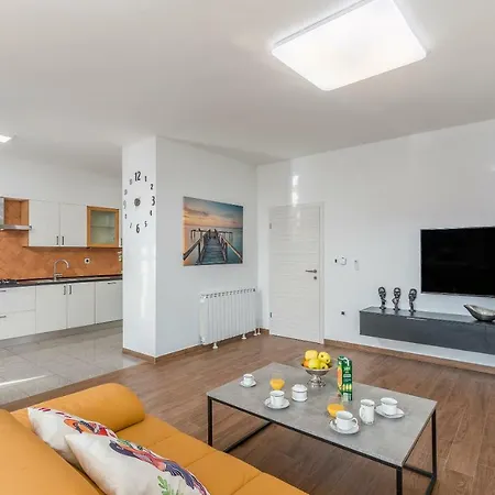 Spacious 3-br - Free Bikes & Parking Porec